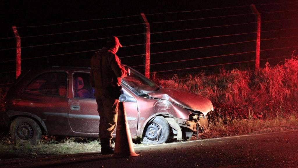 Corsa bate em poste no São Bento Alto e condutor não é encontrado no local