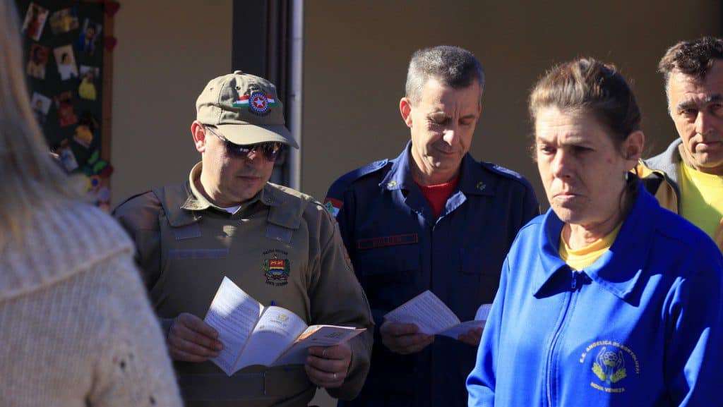 Apae promove reflexão nas ruas de Nova Veneza com apoio da Polícia Militar e Corpo de Bombeiros