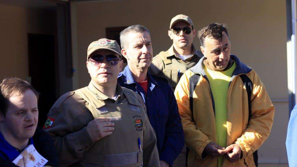 Apae promove reflexão nas ruas de Nova Veneza com apoio da Polícia Militar e Corpo de Bombeiros