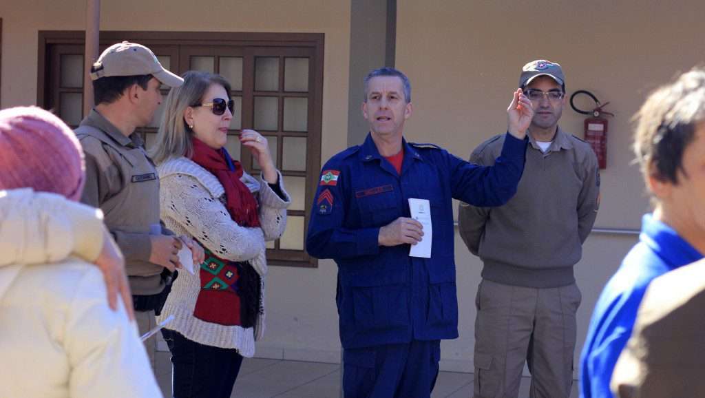 Apae promove reflexão nas ruas de Nova Veneza com apoio da Polícia Militar e Corpo de Bombeiros