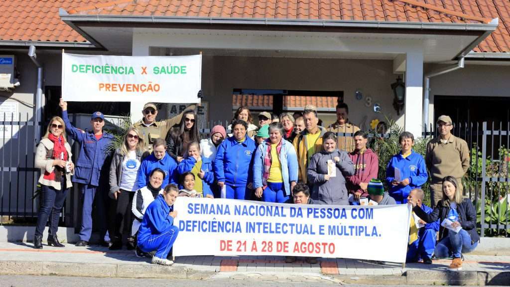 Apae promove reflexão nas ruas de Nova Veneza com apoio da Polícia Militar e Corpo de Bombeiros