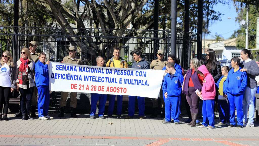 Apae promove reflexão nas ruas de Nova Veneza com apoio da Polícia Militar e Corpo de Bombeiros