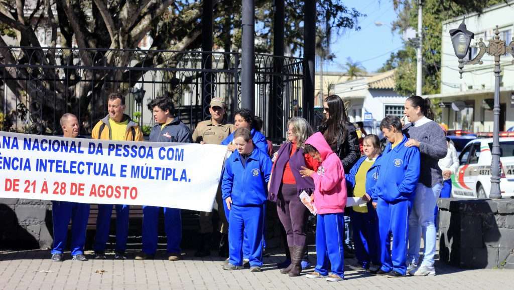 Apae promove reflexão nas ruas de Nova Veneza com apoio da Polícia Militar e Corpo de Bombeiros