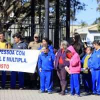 Apae promove reflexão nas ruas de Nova Veneza com apoio da Polícia Militar e Corpo de Bombeiros