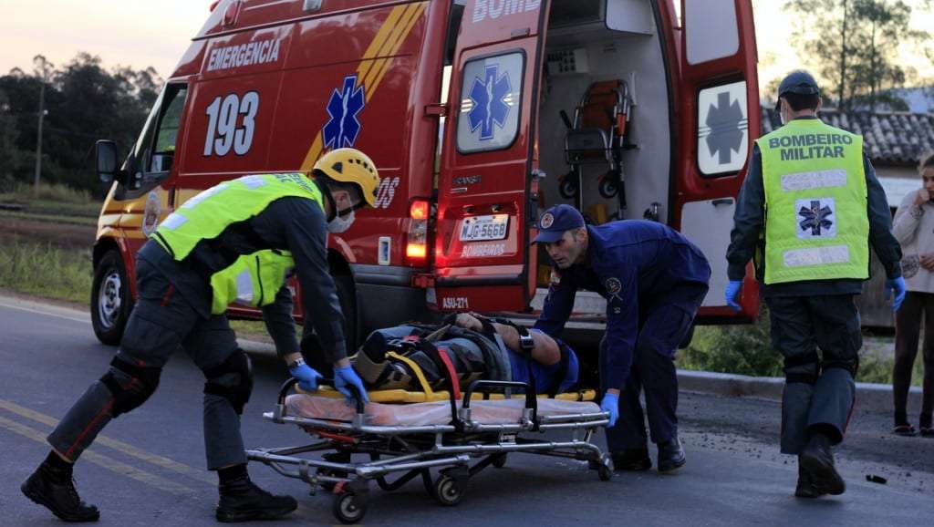 Motociclista fica ferido ao colidir em carro no bairro Nossa Senhora de Lourdes 1 Motociclista fica ferido ao colidir em carro no bairro Nossa Senhora de Lourdes