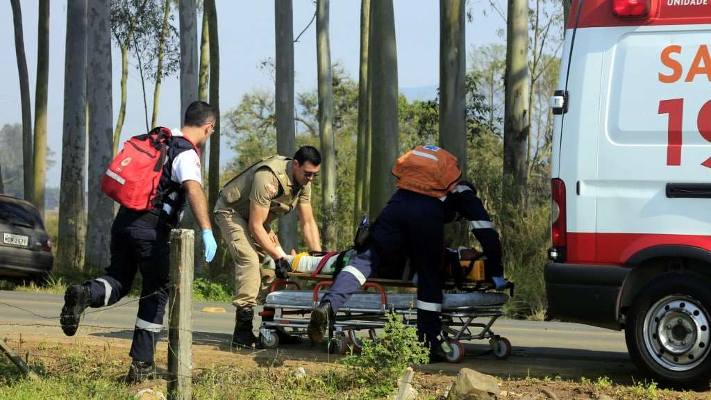 Em acidente no São Bento Baixo, motociclista cai e fratura perna