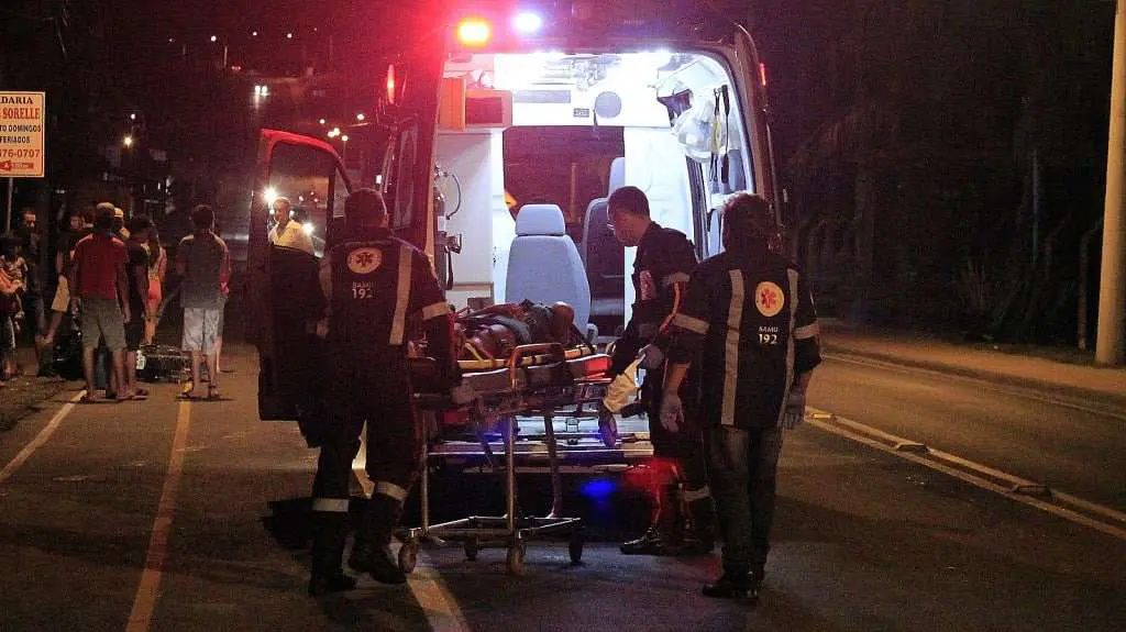 Mulher fica ferida em colisão entre moto e carro no Caravaggio