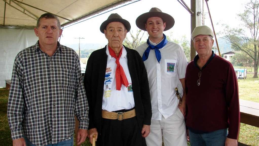 A coligação PP-PMDB-PT reuniu na segunda-feira um grupo de mulheres... 3 O nosso amigo Angelim Spillere esteve no rodeio. Ele se recupera bem de um avc. Na foto com Edevar “Martelo” Frigo, seu neto Matheus e o filho Ageu.