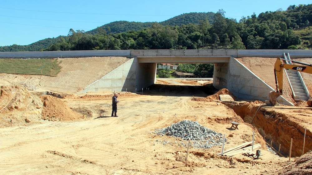 Trabalhos unem via municipal sob viaduto da BR-101 Sul/SC 1 Trabalhos unem via municipal sob viaduto da BR-101 Sul/SC