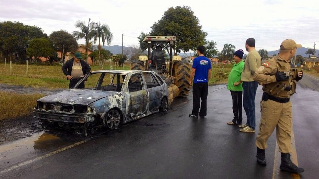 Carro é consumido pelo fogo em Rio Cedro Médio