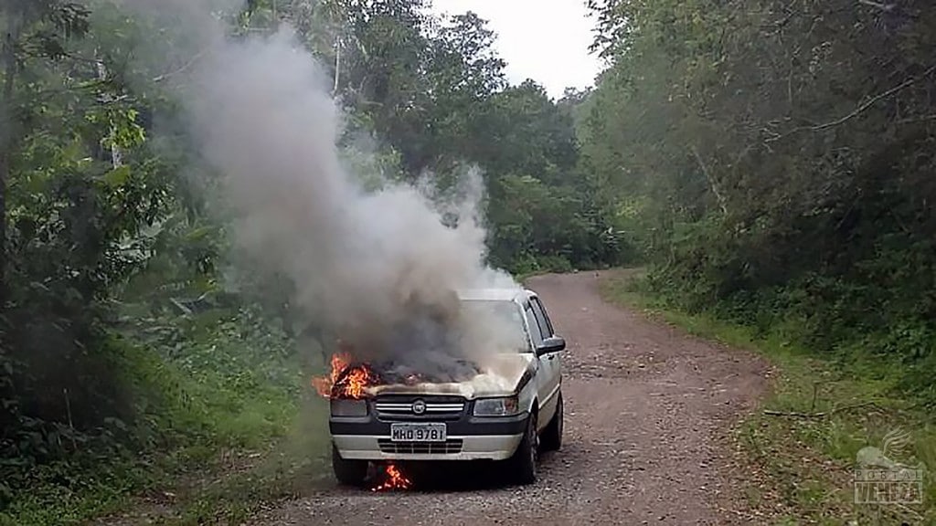 Carro pega fogo na barragem do Rio São Bento