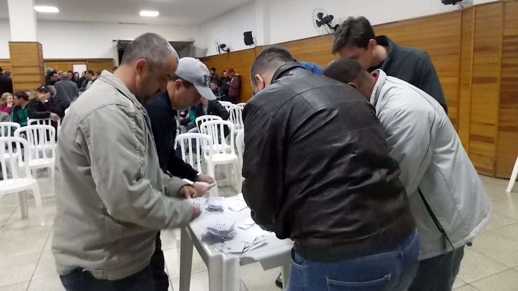 Metalúrgicos encerram greve com 10% de aumento geral 1 Metalúrgicos encerram greve com 10% de aumento geral