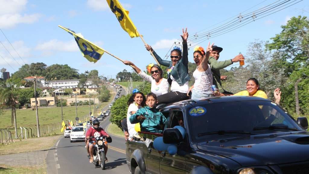 Candidatos Géio e Zé Spilere realizam passeata da primavera