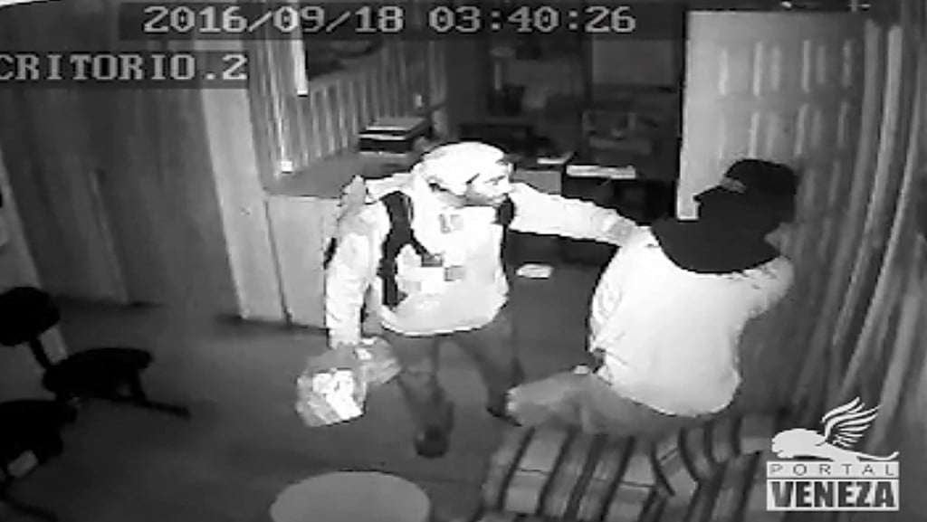 Câmera de vigilância flagra ladrões invadindo escritório de indústria no bairro Bortolotto