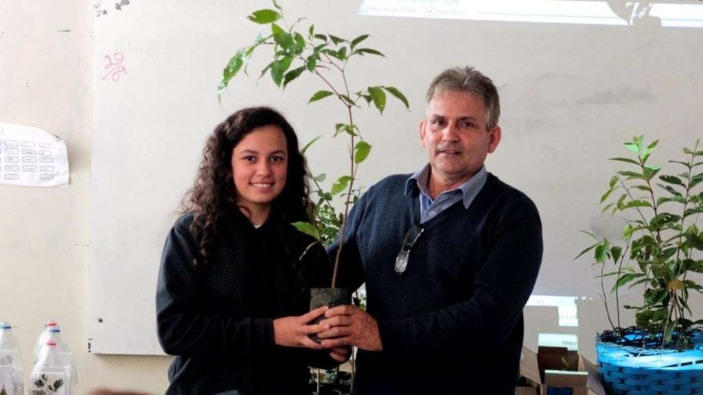 Em comemoração ao Dia da Árvore, alunos do Abílio Cesar Borges recebem aula de conscientização e mudas