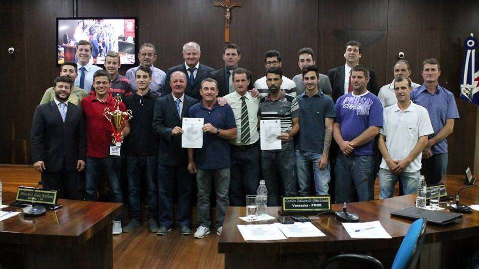 Policiais recebem Moção de Aplausos na Câmara 2 Policiais recebem Moção de Aplausos na Câmara