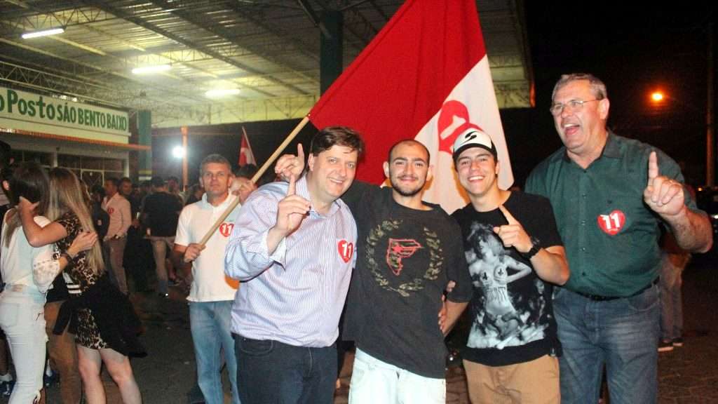 Jovens reúnem apoiadores de Evandro e Betão