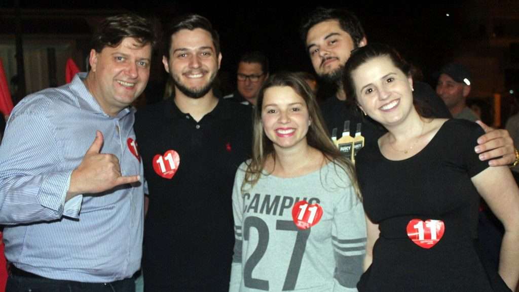 Jovens reúnem apoiadores de Evandro e Betão