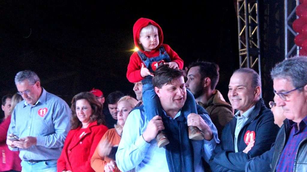 Evandro e Betão lotam Centro de Nova Veneza em comício final