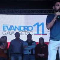 Evandro e Betão lotam Centro de Nova Veneza em comício final