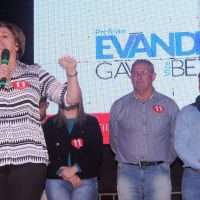 Evandro e Betão lotam Centro de Nova Veneza em comício final