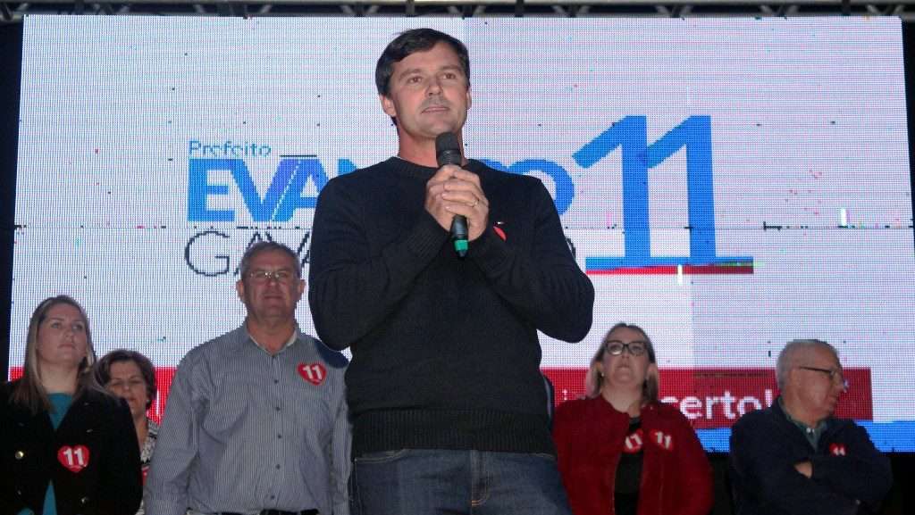 Evandro e Betão lotam Centro de Nova Veneza em comício final