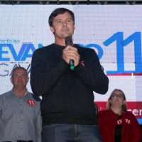 Evandro e Betão lotam Centro de Nova Veneza em comício final