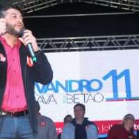 Evandro e Betão lotam Centro de Nova Veneza em comício final