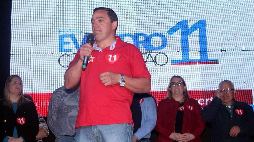 Evandro e Betão lotam Centro de Nova Veneza em comício final