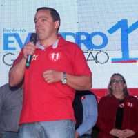 Evandro e Betão lotam Centro de Nova Veneza em comício final