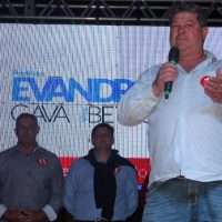 Evandro e Betão lotam Centro de Nova Veneza em comício final