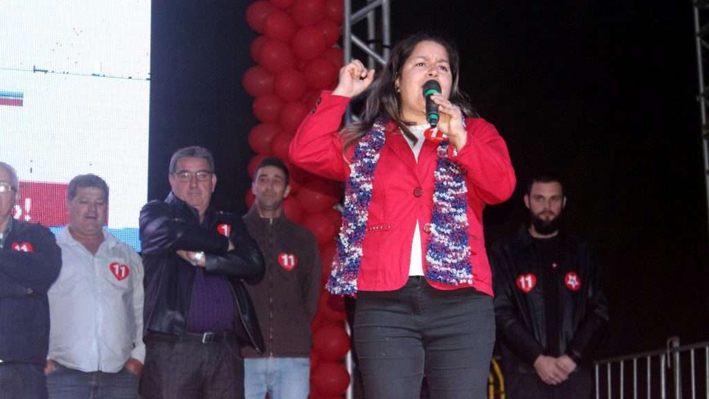Evandro e Betão lotam Centro de Nova Veneza em comício final