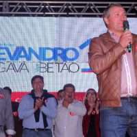 Evandro e Betão lotam Centro de Nova Veneza em comício final