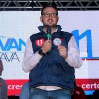 Evandro e Betão lotam Centro de Nova Veneza em comício final