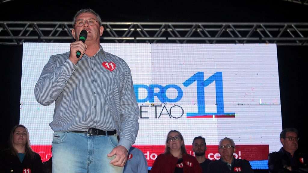 Evandro e Betão lotam Centro de Nova Veneza em comício final
