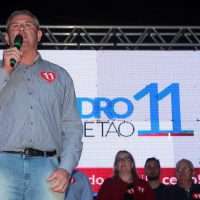 Evandro e Betão lotam Centro de Nova Veneza em comício final