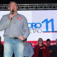 Evandro e Betão lotam Centro de Nova Veneza em comício final