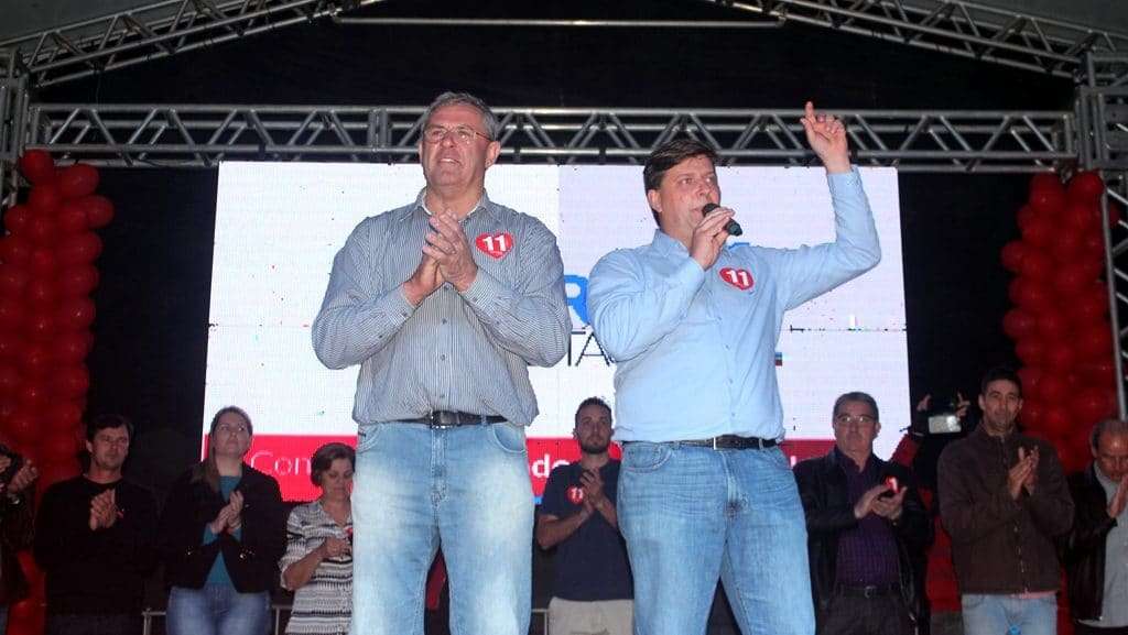 Evandro e Betão lotam Centro de Nova Veneza em comício final