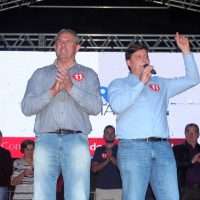 Evandro e Betão lotam Centro de Nova Veneza em comício final