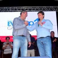 Evandro e Betão lotam Centro de Nova Veneza em comício final