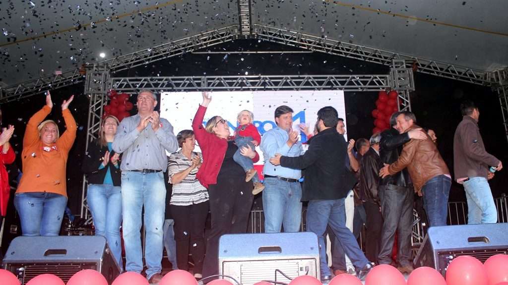 Evandro e Betão lotam Centro de Nova Veneza em comício final
