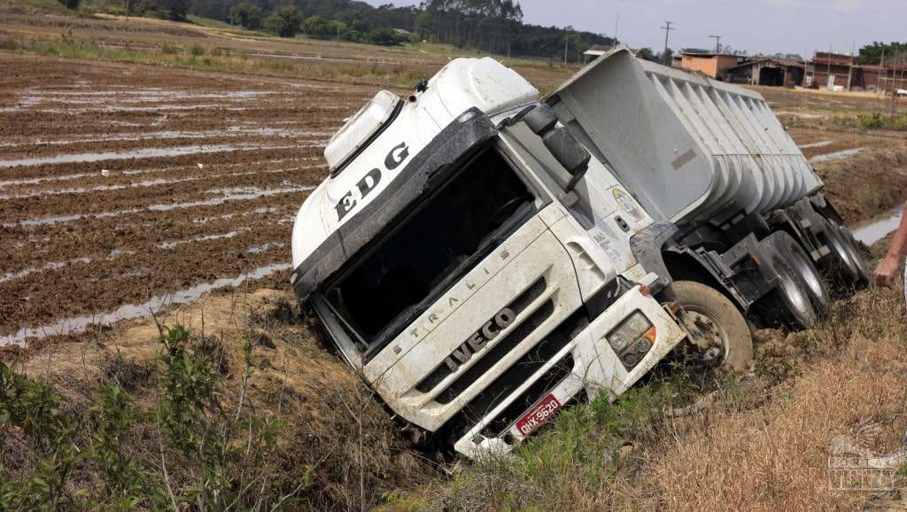 Motorista perde controle da direção e carreta tomba na SC-446 1 Motorista perde controle da direção e carreta tomba na SC-446