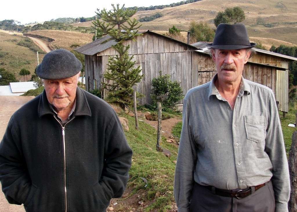 Especial: vida de tropeiro (Parte I) 21 Vitor Gava é uma das pessoas que mais conhece a história do tropeirismo do sul  pois viveu isso.  Há várias décadas ele tem sítio no Faxinal Preto, onde cria gado. Além disso, Gava, semanalmente sobe a serra pela Rocinha. Enquanto muitos moradores desciam para Nova Veneza e  região , ele conhece todas as localidades. “Aquelas localidades eram bem maiores do que são hoje, na época das madeireiras tinha emprego, quando a extração do pinheiro acabou eles tiveram que ir para um lugar que oferecesse emprego”, comentou. Das pessoas que  conheço, o “Tio Vito”, é o que mais gosta da serra. Ele é o neoveneziano mais “serrano” que tem por aqui.
