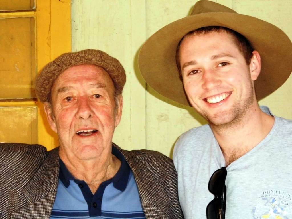 Especial: vida de tropeiro (Parte I) 22 Angelim Spillere e Vitor Gava foram sócios do frigorífico e compravam gado na serra que era trazido pela rota dos tropeiros conduzidos pelo Tio Lilô e sua equipe. Spillere acompanhou parte desta história. Vivenciou este momento marcante desta ligação histórica de Nova Veneza com a serra.  Nesta foto está com o neto Matheus na confraternização no Faxinal Preto no ano passado. Meses depois ele sofreu um AVC e está se recuperando.