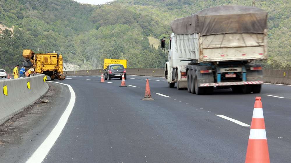 BR-101 Sul tem construção de barreiras no km 337, em Tubarão (SC) 1 BR-101 Sul tem construção de barreiras no km 337, em Tubarão (SC)