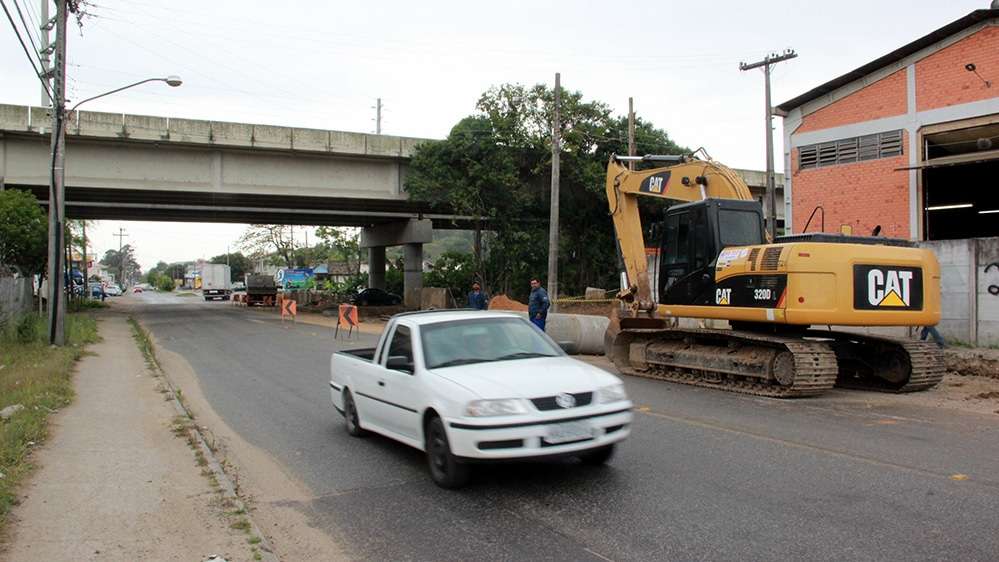 Construção de drenagem, na BR-101, interrompe faixa da SC-390, em Tubarão (SC) 6 Construção de drenagem, na BR-101, interrompe faixa da SC-390, em Tubarão (SC)