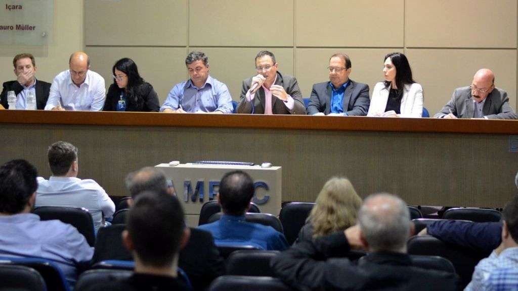 Reunião na Amrec debate futuro Aeroporto Diomício Freitas, convênios estaduais e transporte Escolar