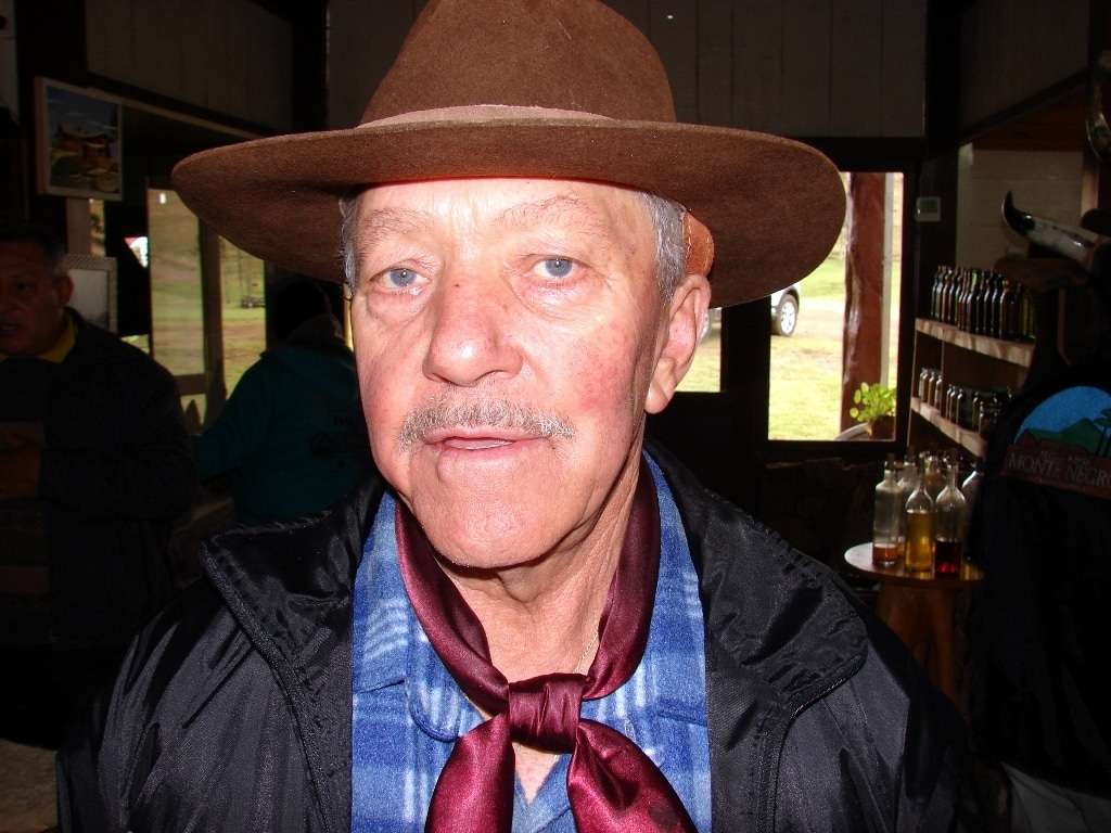 Especial: vida de tropeiro (Parte I) 20 Domingos Pereira, é um dos personagens desta rica história dos tropeiros. Ele é proprietário da Pousada do Monte Negro. Pereira conhece muitos comerciantes de Nova Veneza e região pois  trazia gado para muitos deles. Ele tem muitas histórias para contar sobre este trabalho que movimentava a economia regional.