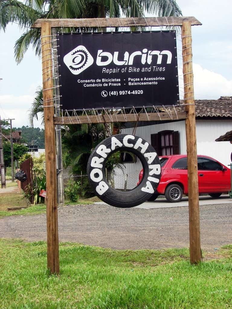 Especial: vida de tropeiro (Parte I) 27 Nova Veneza tornou-se “internacional”  portanto  uma placa escrita em língua portuguesa e inglesa  está adequada. Vivemos num num mundo cosmopolita.