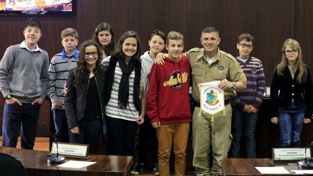 Policial recebe homenagem dos vereadores mirins 1 Policial recebe homenagem dos vereadores mirins